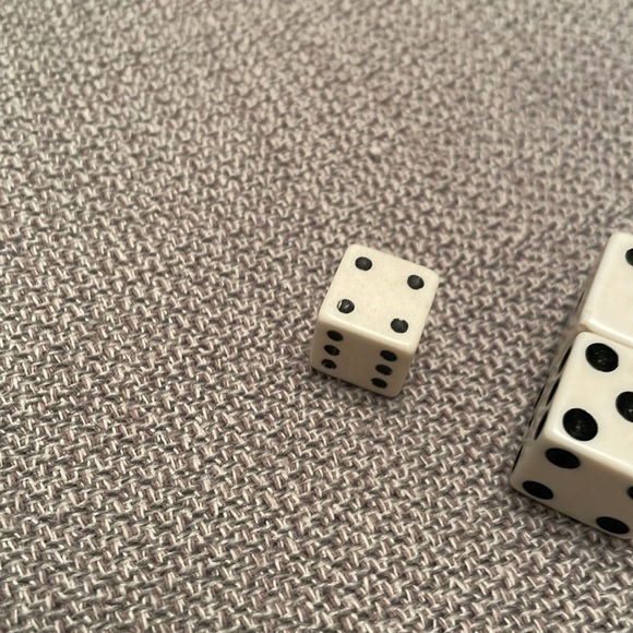 Set of 6 Vintage Bakelite Black & White Dice in Great Condition - Picture 2 of 7